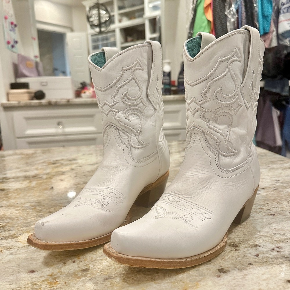 Corral Women’s White Embroidery Booties size 6